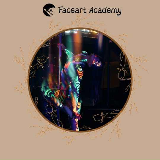 Неоновое шоу на пилоне